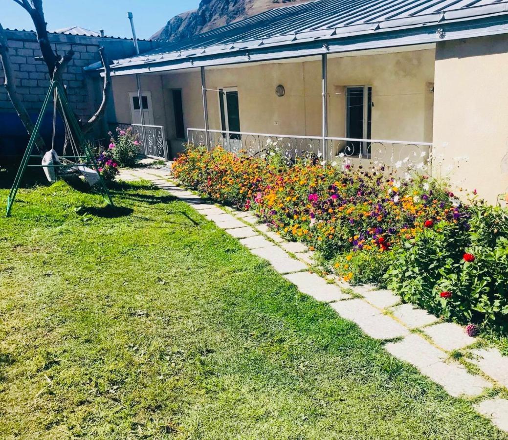 Mikheil Pitskhelauri Guest House Kazbegi Ngoại thất bức ảnh